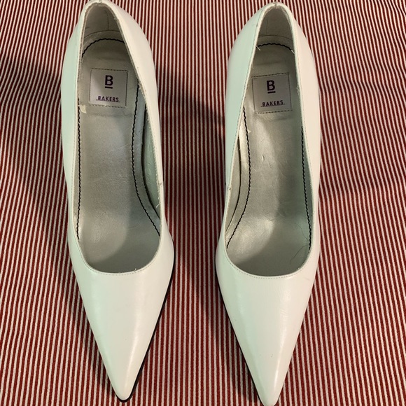 Bakers brand, white, pointy toed heels. Worn once. - Picture 2 of 4